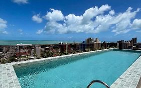 Lindo terraço perto do mar